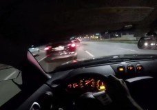 Nissan 350Z knalt tussen het verkeer door op snelweg