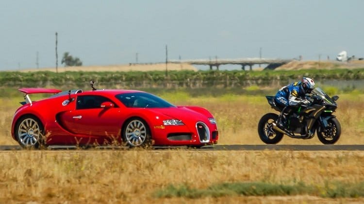 Kawasaki H2R vs Bugatti Veyron in een 1/2 mile dragrace