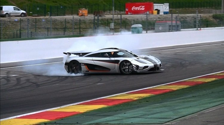 Koenigsegg-bestuurder zoekt de limiet op Spa