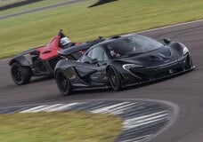 Kan een BAC Mono een McLaren P1 verslaan op Anglesey circuit?