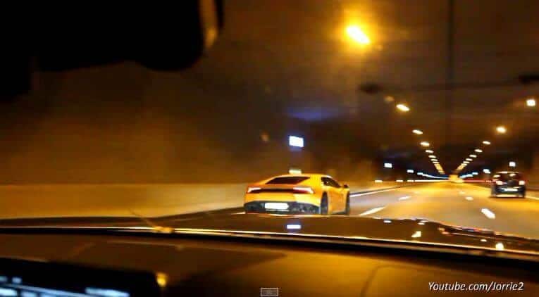 Huracán en AMG GT-S blazen door verkeerstunnel A2