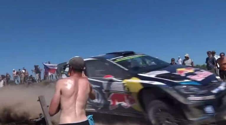 Latvala komt even voorbij vliegen in zijn Polo R WRC
