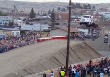 Truck vestigt wereldrecord met sprong van 48 meter