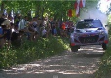 WRC auto's vliegen ouderwets dicht langs publiek