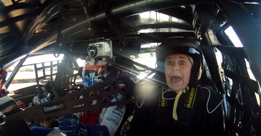 Vrouw is bang in V8 Supercar