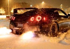 Nissan GT-R speelt voor sneeuwschuiver