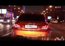 Rus drift tussen het verkeer door in moskou