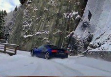 Audi R8 drift op besneeuwde bergweg