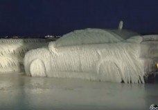 Auto bedekt onder ijs