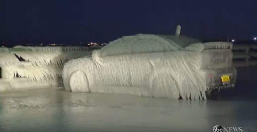 Auto bedekt onder ijs