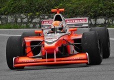 Schreeuwende Formule 3000's racen over krappe bergwegen