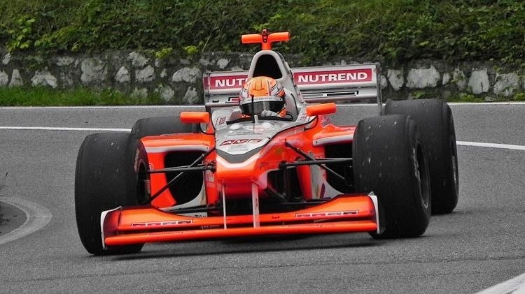 Schreeuwende Formule 3000's racen over krappe bergwegen