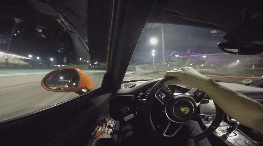 Zie hoe een 911 GT3 RS als een Hoonigan over het Yas Marina Circuit Drift