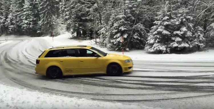 Audi RS4 B7 Drift over besneeuwde weg