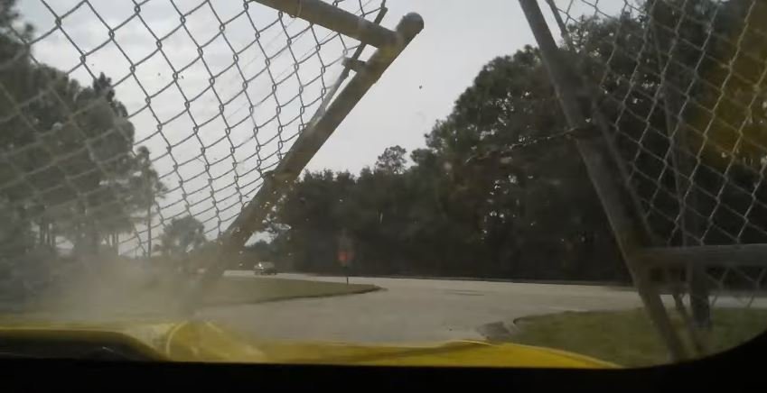 Corvette ramt door hek op Sebring