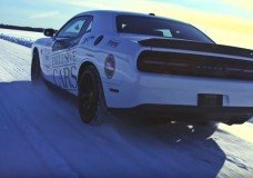 Dodge Challenger Hellcat glibbert naar 274 kmh op ijs