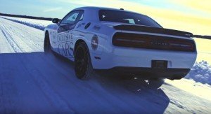 Dodge Challenger Hellcat glibbert naar 274 km/h op ijs
