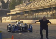 Stuntman doet blinde backflip over aanstormende Formule E