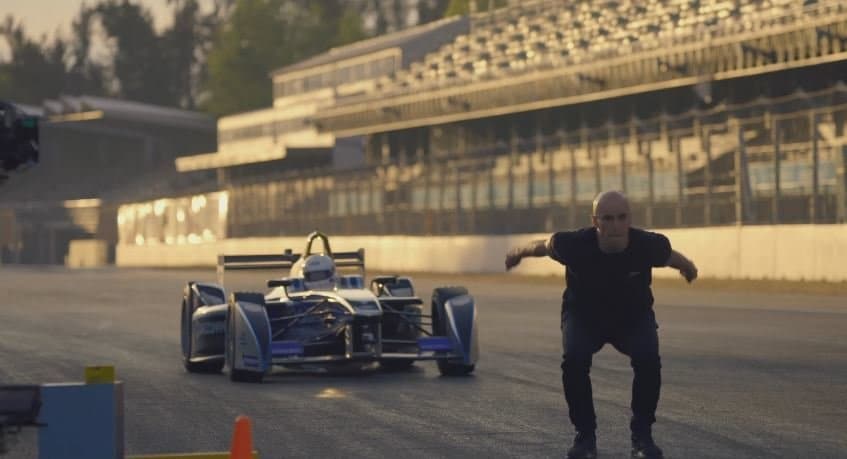 Stuntman doet blinde backflip over aanstormende Formule E