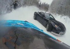 Supra en Corvette driften door de winterse bossen