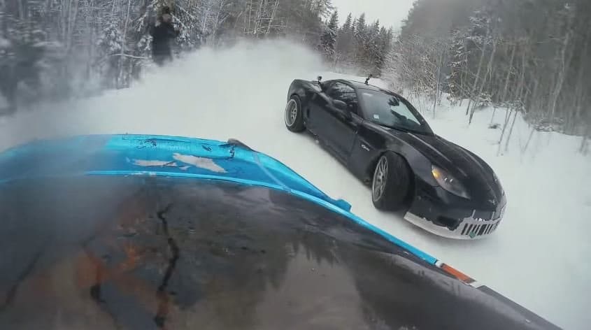 Supra en Corvette driften door de winterse bossen