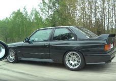 BMW E30 M3 vernedert Jaguar F-Type R