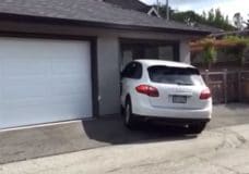 16-jarige probeert snel mama's Porsche Cayenne te verstoppen in kleine garage