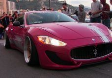 Roze Maserati Granturismo met luchtvering
