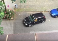 Vrouw krijgt Opel Corsa echt niet in parkeervak
