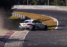 BMW M235i Racing spint twee keer in dezelfde bocht