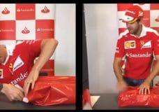 Vettel en Raikkonen pakken cadeaus in