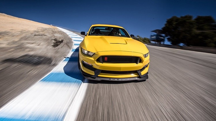 ford-mustang-shelby-gt350r-hot-lap