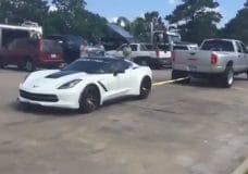 Fout geparkeerde Corvette wordt door Pickup truck even verplaatst