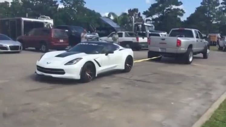 Fout geparkeerde Corvette wordt door Pickup truck even verplaatst