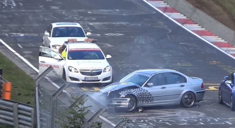 bmw-e46-over-de-kop-voor-safety-car