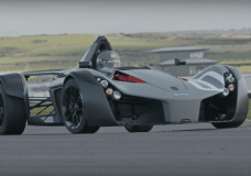 BAC Mono verslaat McLaren P1