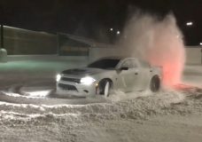 Dodge Hellcat speelt in 30 cm verse sneeuw