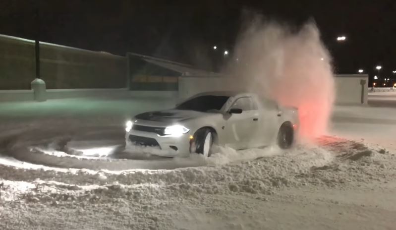 Dodge Hellcat speelt in 30 cm verse sneeuw