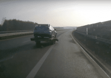 Autotrailer kiest -piep- zijn eigen -piep- weg