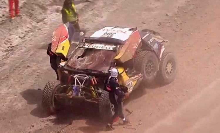 Carlos Sainz crasht heftig uit Dakar 2017