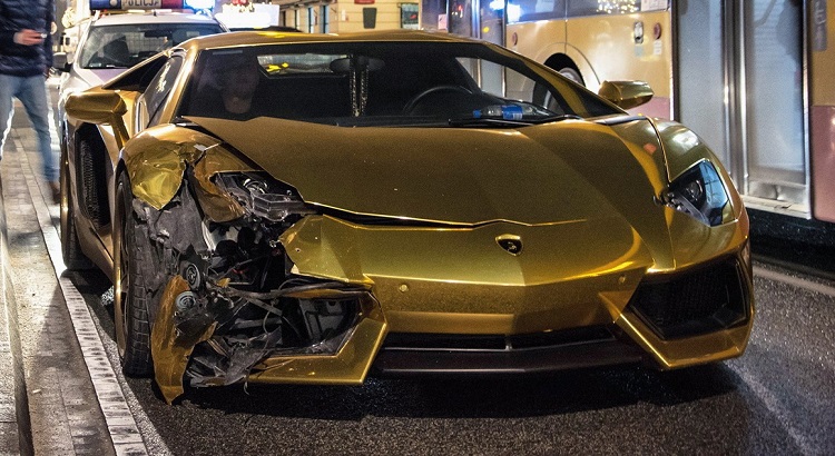 Gouden Lamborghini knalt op Honda in Polen
