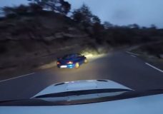 Subaru's blazen over krappe bergweg