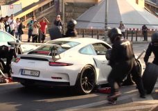 Porsche 911 GT3 RS krijgt nieuw setje rubber bij verkeerslicht