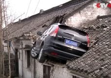Chinees parkeert zijn Honda CR-V op een huis