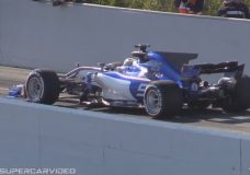 De 2017 Formule 1-auto's met V12 en V10 geluiden