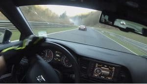 Audi TT RS spint na olielek van Renault Clio