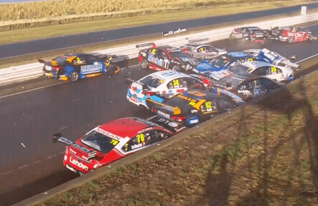 V8 Supercars crash Symmonds Plains