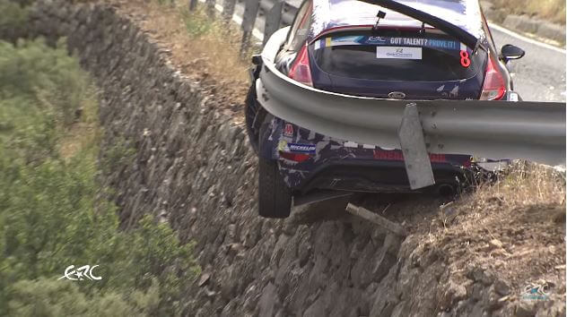 Vangrail voorkomt dat Fiesta R5 van de berg rolt