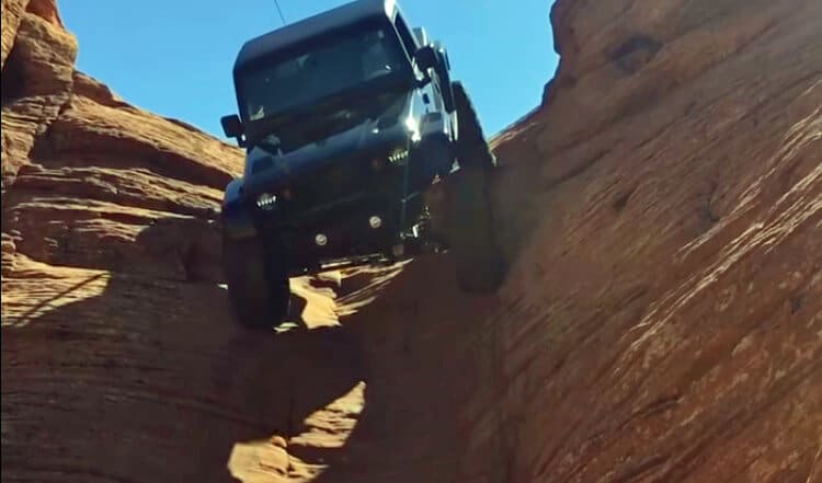 Jeep-rijdt-van-zeer-steile-bergwand-naar-beneden