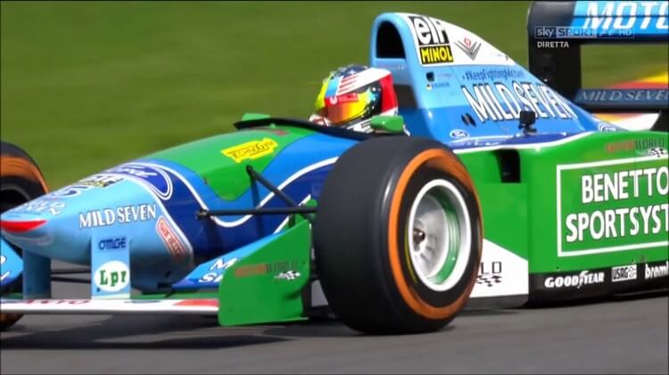 Mick Schumacher eert vader met Benetton B194 demo